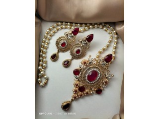 Beautiful Elegant Party Ware Jewelry Set For Sale