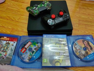 PS4 SLIM + 2 CONTROLLER + 3 GAMES