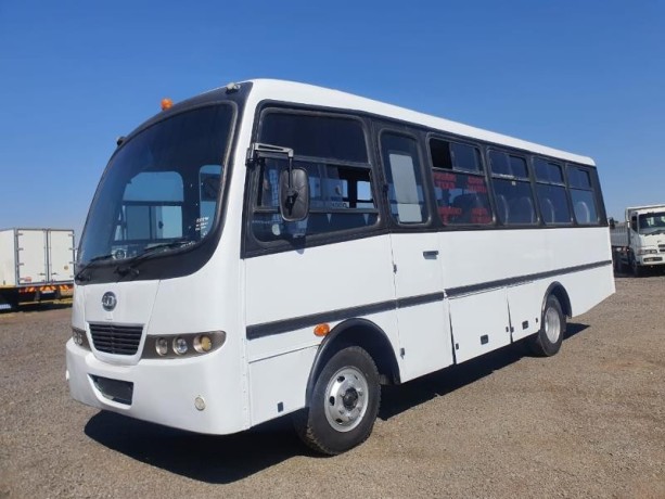 2005-nissan-ud-40-31-seater-for-sale-big-0