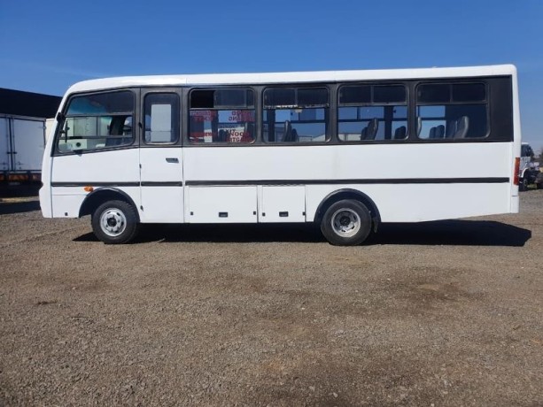 2005-nissan-ud-40-31-seater-for-sale-big-1
