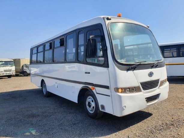 2005-nissan-ud-40-31-seater-for-sale-big-3