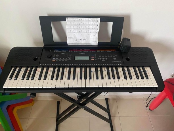 electronic-org-piano-keyboard-in-excellent-condition-big-1