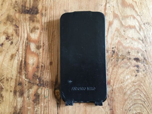 used-mobile-cover-antonio-miro-cover-mobile-big-0