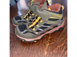 Merrell Boys size 4M Select Grip Hiking Shoes