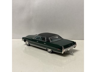 1972 72 Cadillac Sedan Deville Collectible 1/64 Scale Diecast Diorama Model