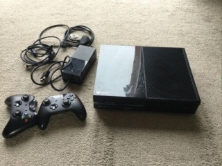 Xbox one x console + 2 Controllers + 6 Games