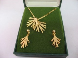 Vintage Woman's Jewelry Set Necklace Earrings