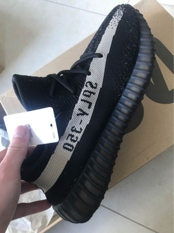 adidas-yeezy-350-v2-oreo-size-43-big-0