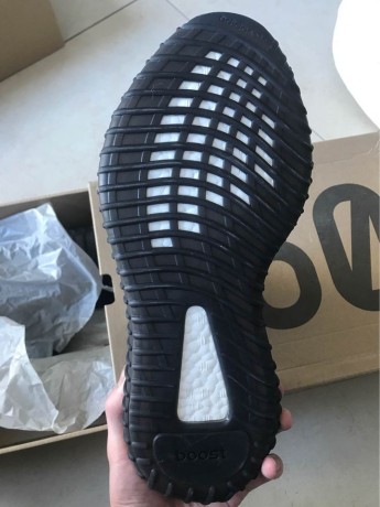 adidas-yeezy-350-v2-oreo-size-43-big-3