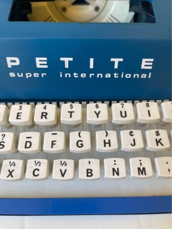 retro-petite-super-international-typewriter-with-carry-case-big-2