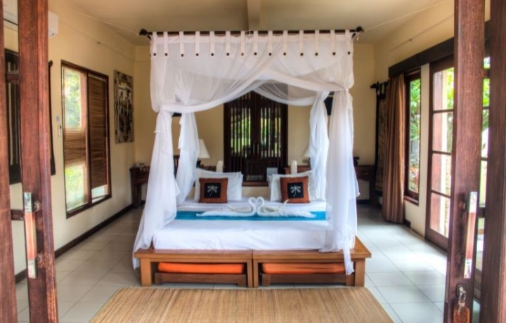 balinese-bed-frame-big-0